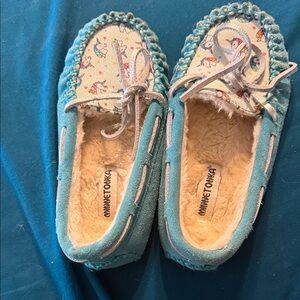 Minnetonka Teal and Cream Floral Moccasins